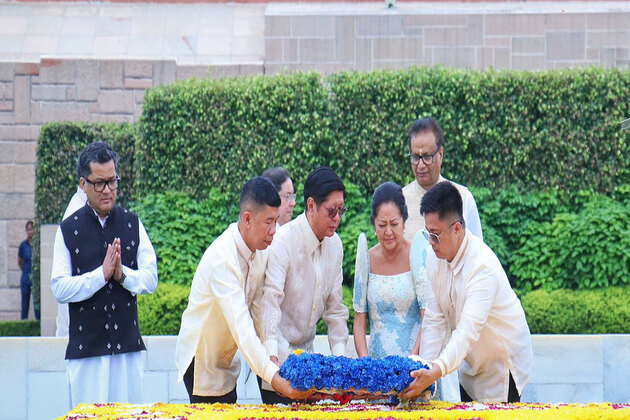 Philippines President pays tribute to Mahatma Gandhi at Raj Ghat