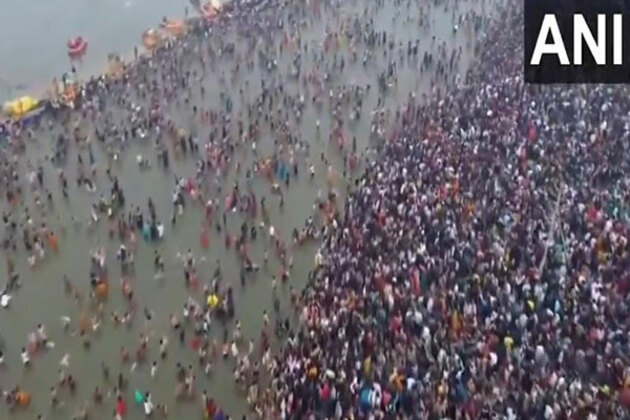 Prayagraj: Devotees throng Triveni Sangam on last day of MahaKumbh