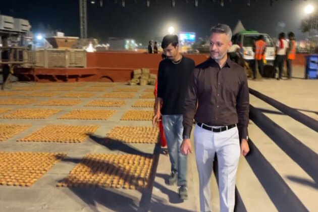UP: Saints urge people to adopt Swadeshi, light locally made lamps this Diwali