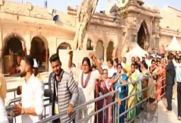 Guests at Kashi Tamil Sangamam 3.0 welcomed at Kashi Vishwanath in Varanasi