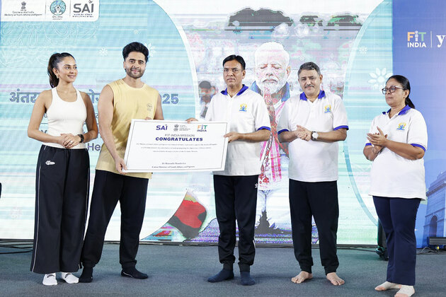Mansukh Mandaviya performs yoga along with over 1500 enthusiasts to celebrate 11th International Day of Yoga 2025