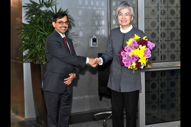 S Korean Foreign Minister arrives in India