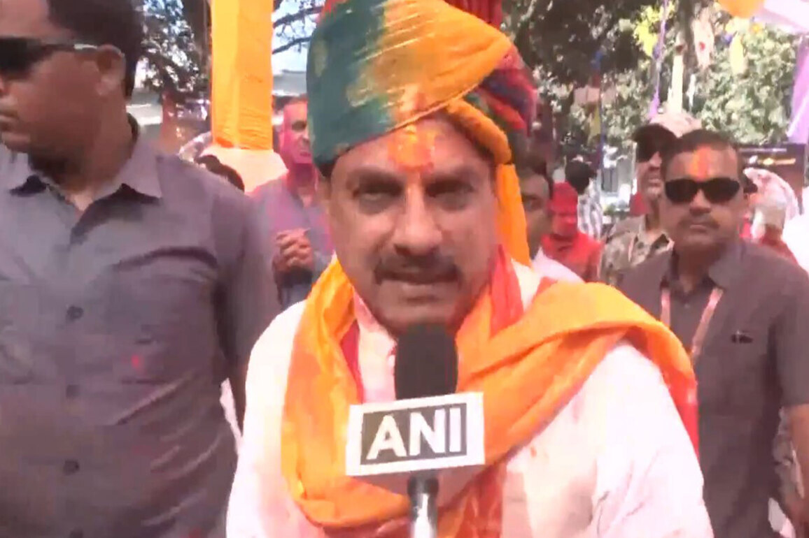 Madhya Pradesh CM Mohan Yadav celebrates Holi in Bhopal