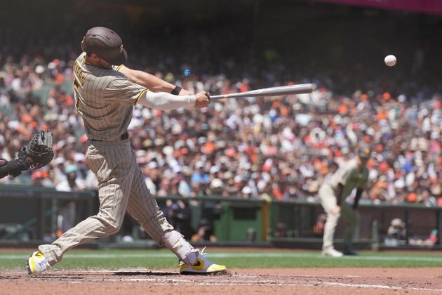 Manny Machado torches Giants as Padres complete sweep