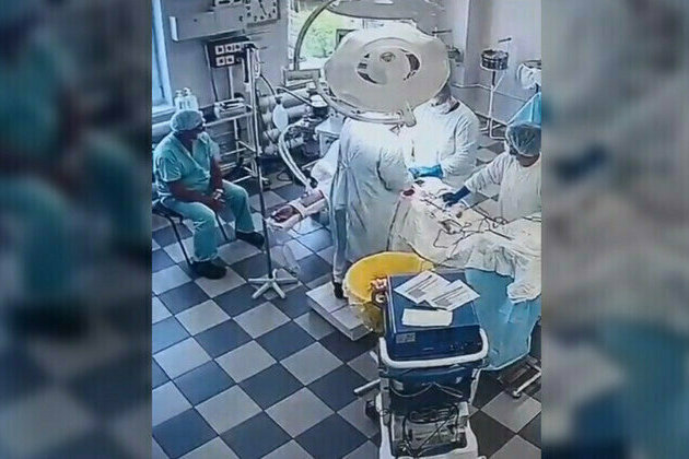 Russian surgeons carry on with operation during earthquake