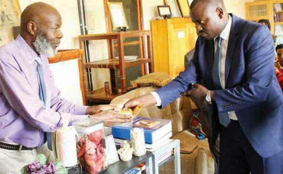 Minisita Kasolo ng’akwasa Rev Dr Bhuka bijumiri jumiro amabugo g’obukadde 10 Pulezidenti ze yabawadde. Minisita Kasolo ng’akwasa Rev Dr Bhuka bijumiri jumiro amabugo g’obukadde 10 Pulezidenti ze yabawadde.