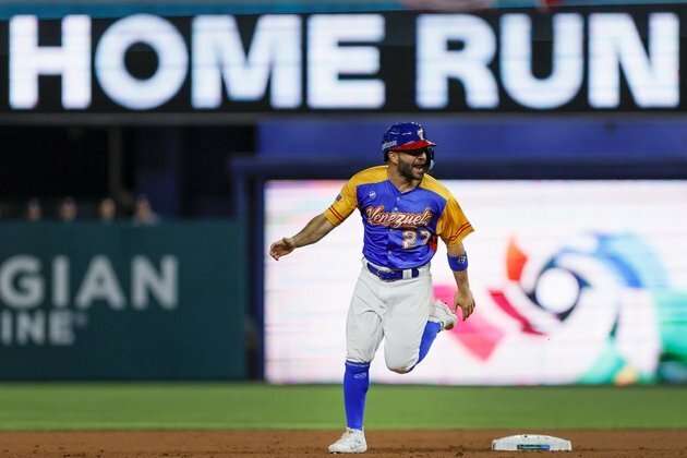 Jose Altuve leaves WBC game after HBP on hand