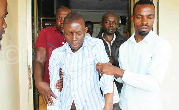 Walusimbi Lubwama (wakati) ng’atwalibwa mu ddwaaliro e Mulago mu bulumi obw’amaanyi. Walusimbi Lubwama (wakati) ng’atwalibwa mu ddwaaliro e Mulago mu bulumi obw’amaanyi.