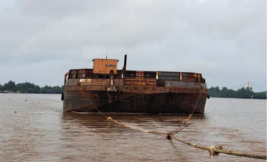 Barge MBS 78 enroute to Batu Tuhup jetty.