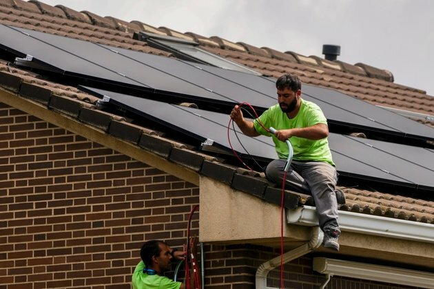 Investment in Solar Will Eclipse Oil in 2023, IEA Finds
