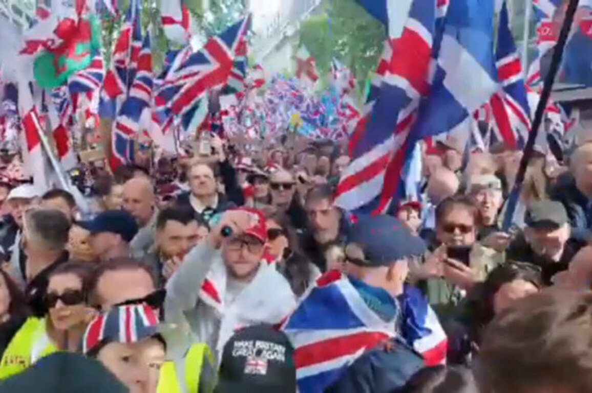 Massive crowds gather in London for anti-immigration march 