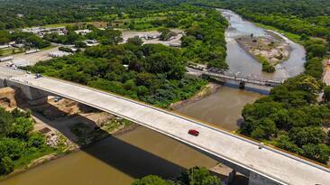 The new and previous bridge over the Paz River