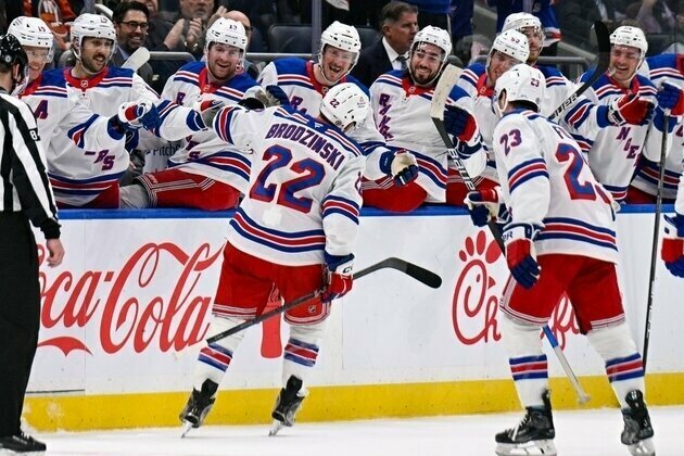 Jonny Brodzinski, Rangers overwhelm Islanders