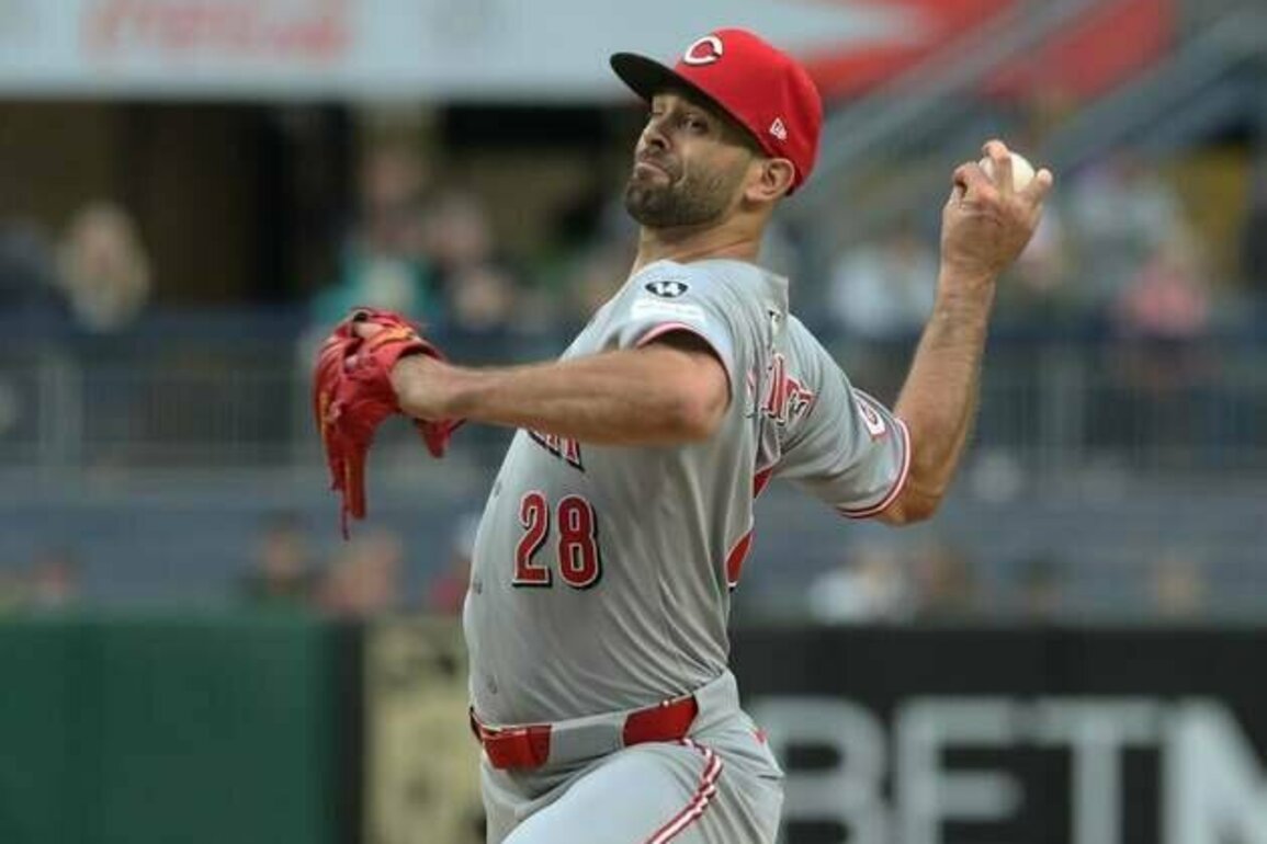 Reds, Royals each looking for winning formula