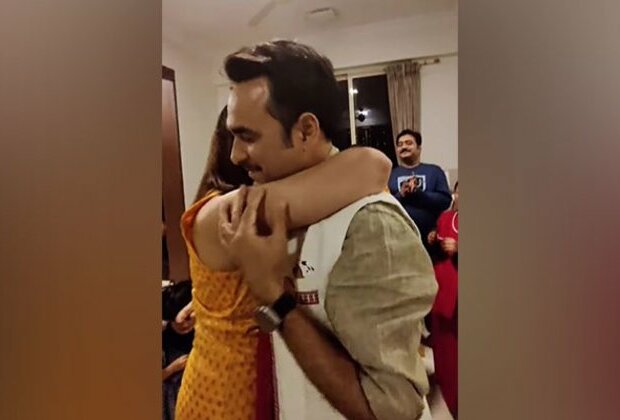 Pankaj Tripathi's adorable gesture for wife Mridula at anniversary celebration