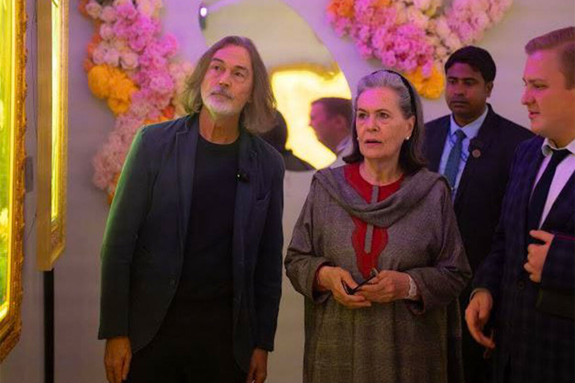 Sonia Gandhi visits Russian artist Nikas Safronov's 'Dream Vision' exhibition in Delhi