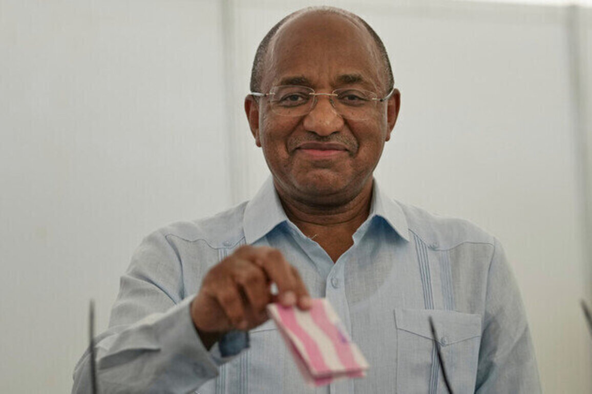 Leader of Tanzanian semi-autonomous region wins re-election