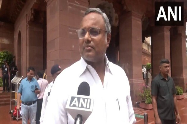 "They do not look forward": Karti Chidambaram slams BJP's 'obsession with past'