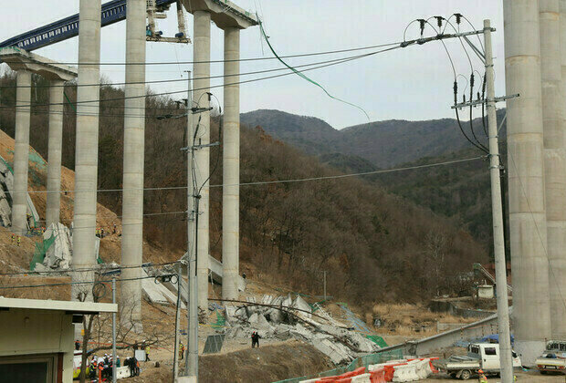 Bridge collapse kills workers in South Korea 