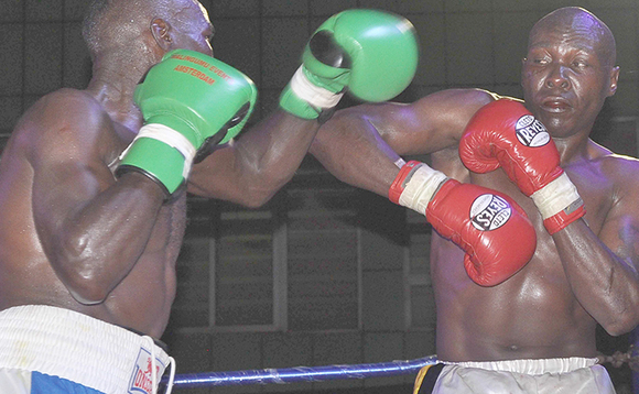 Meddie Sebyaala (ku kkono) ng'awumiza Badru Lusambya Meddie Sebyaala (ku kkono) ng'awumiza Badru Lusambya