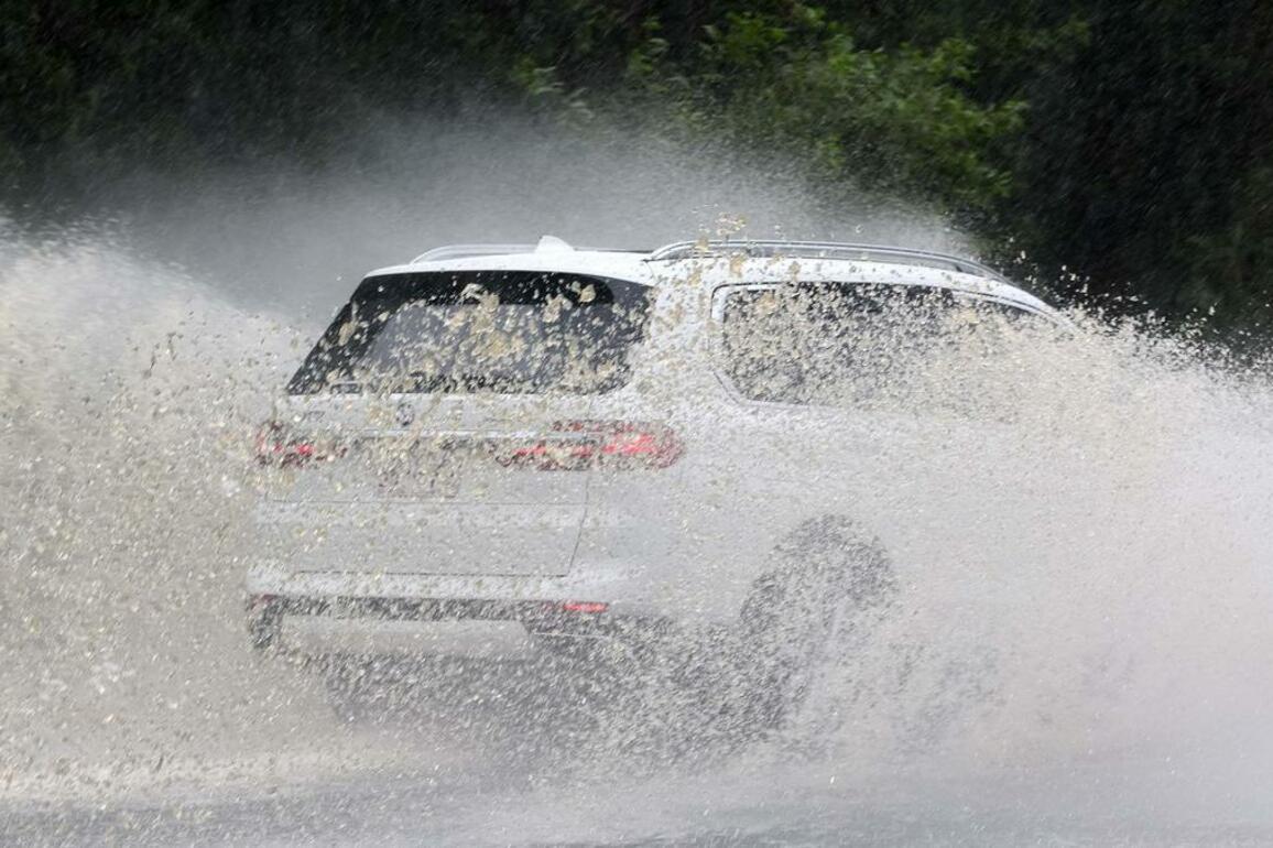 Storm surge heads towards southeastern Victoria as residents brace for flooding