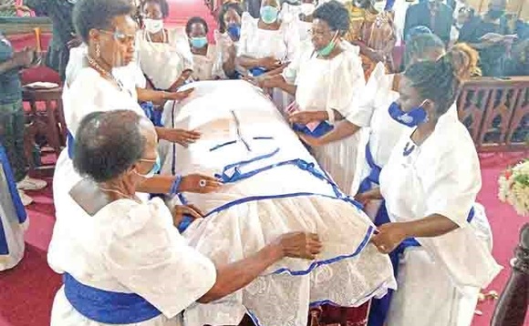 Abakyala b’ekibiina ka Mother’s Union nga bateeka ebimuli n’olugoye lw’ekibiina ku ssaduuko y’omugenzii Joyce Nakibirege Kayaga Kawalya (waggulu mu katono) mu lutikko e Namirembe. Abakyala b’ekibiina ka Mother’s Union nga bateeka ebimuli n’olugoye lw’ekibiina ku ssaduuko y’omugenzii Joyce Nakibirege Kayaga Kawalya (waggulu mu katono) mu lutikko e Namirembe.