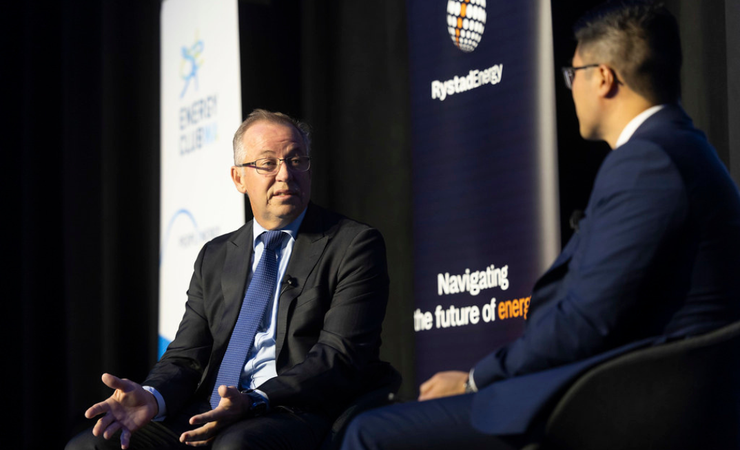 Beach Energy CEO Brett Woods speaks with Rystad Energy’s Calvin Lau during the Energy Club WA’s May industry dinner in Perth.