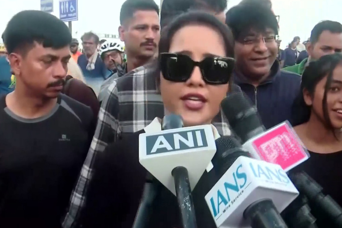 Amruta Fadnavis, Jackie Shroff take part in 'Sundays on Cycle' initiative