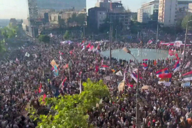Mass anti-govt protests hits Serbian capital 