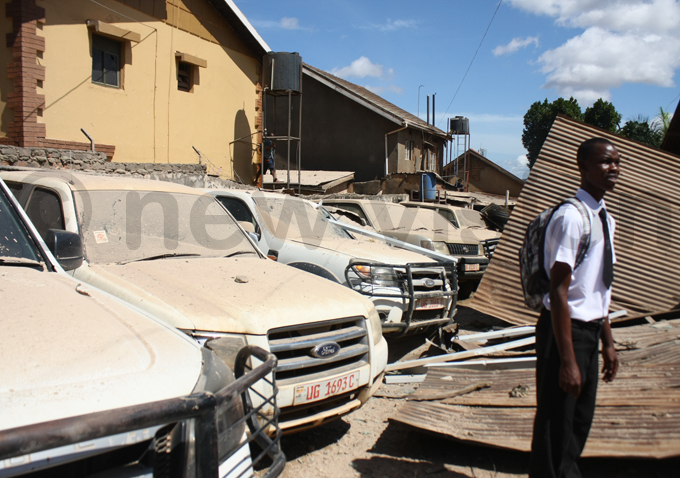  overnment cars that were damaged when the building collapsed hoto by dward isoma