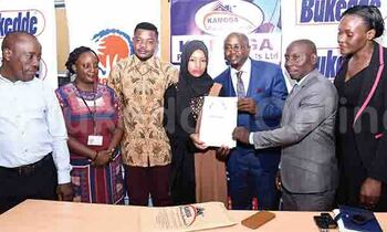 Kamoga ne mukyalawe nga balaga abakozi ba Bukedde ekyapa. Owookusatu ku ddyo ye Kojja Kevin Nyanja omu ku bagenda okusomesa mu musomo gwa Ssenga ku Freedom City ku Lwomukaaga nga August 31, okutandika ku ssaawa 2:00 ez’oku makya Kamoga ne mukyalawe nga balaga abakozi ba Bukedde ekyapa. Owookusatu ku ddyo ye Kojja Kevin Nyanja omu ku bagenda okusomesa mu musomo gwa Ssenga ku Freedom City ku Lwomukaaga nga August 31, okutandika ku ssaawa 2:00 ez’oku makya
