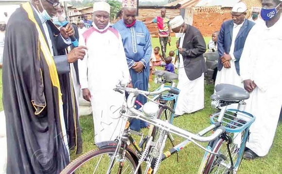 Sheikh Kakande (ku kkono) ng’akwasa Baimaamu eggaali ze baabagulidde. Sheikh Kakande (ku kkono) ng’akwasa Baimaamu eggaali ze baabagulidde.