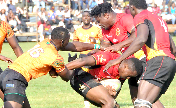 Brian Asaba (alina omupiira), Charles Uhuru ne Asuman Mugerwa nga bayita mu kisenge kya Zambia Brian Asaba (alina omupiira), Charles Uhuru ne Asuman Mugerwa nga bayita mu kisenge kya Zambia