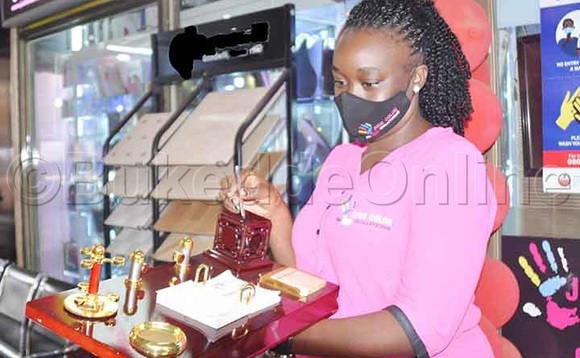 Nassolo ng'alaga oganayiza gy'oyinza okuwa omuntu wo. Agamba ne masiki nakyo kirabo kirungi mu kiseera kino. (Ekif. Ponsiano Nsimbi). Nassolo ng'alaga oganayiza gy'oyinza okuwa omuntu wo. Agamba ne masiki nakyo kirabo kirungi mu kiseera kino. (Ekif. Ponsiano Nsimbi).
