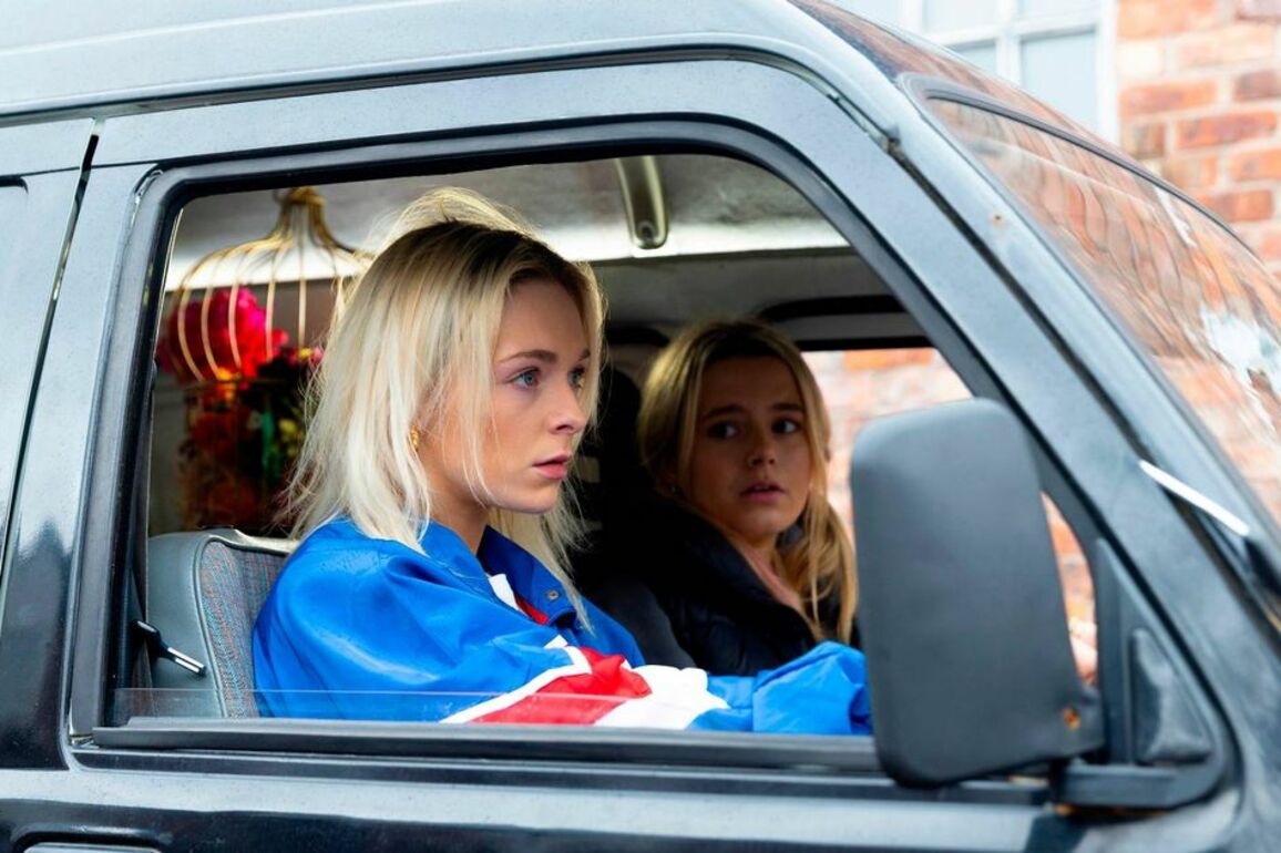 Coronation Street fans 'rumble' Lauren Bolton's secret sister in DNA twist