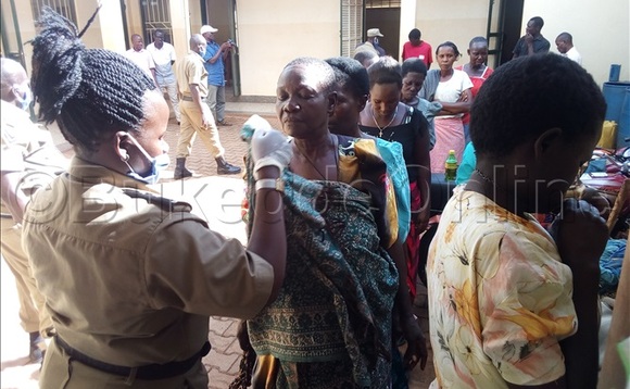 Omusirikela Kyomuhendo nga akebera abamu ku baakwatiddwa nga tebannayingizibwa mu kaduukulu. Ekif; SAUL WOKULIRA Omusirikela Kyomuhendo nga akebera abamu ku baakwatiddwa nga tebannayingizibwa mu kaduukulu. Ekif; SAUL WOKULIRA