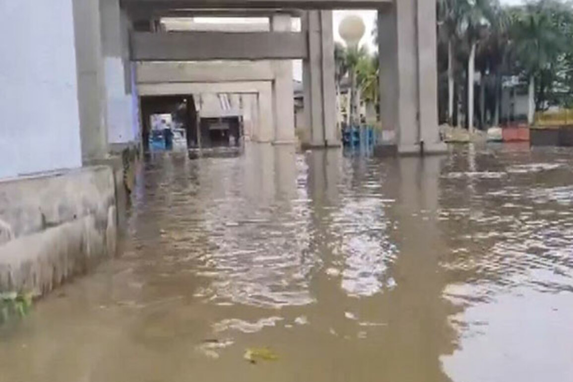 Widespread waterlogging, traffic chaos after heavy rains in Bengaluru, BJP hits out at Congress govt