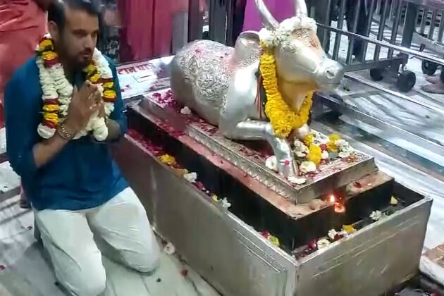 Siddarth Kaul, Karn Sharma visit Ujjain's Mahakaleshwar Temple, attend Bhasma Aarti
