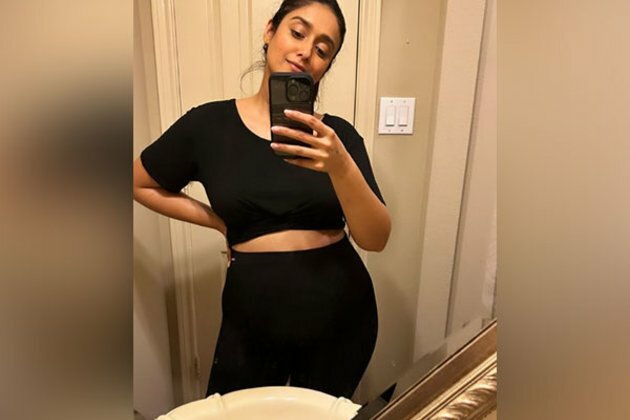 Mom-to-be Ileana D'Cruz flaunts baby bump in new mirror selfies