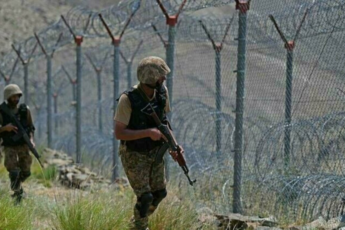 Pakistani troops kill 54 Afghan militants trying to cross the border