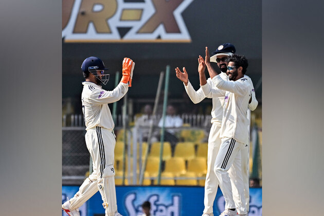 India struggle in 2nd Cricket Test as SA lead crosses 500 at lunch on Day 2