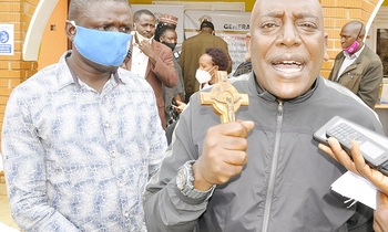 Omubaka Ssewungu ng'alaga omusaalaba gwe. Omubaka Ssewungu ng'alaga omusaalaba gwe.