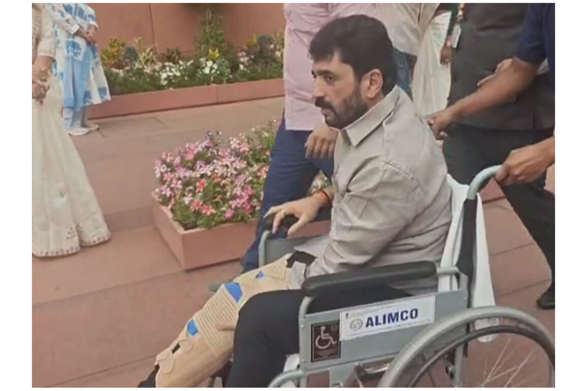 Civil Aviation Murlidhar Mohol attends parliament in wheelchair