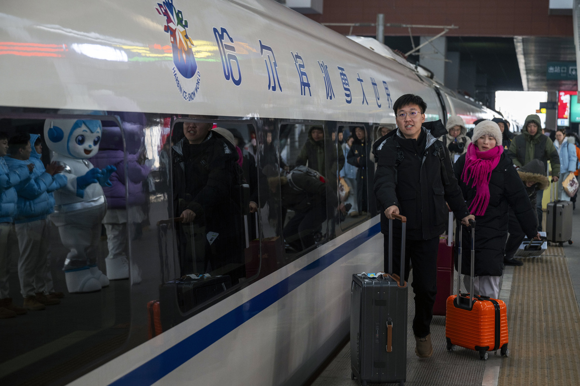 (Economy&Life) CHINA-HEILONGJIANG-HARBIN ICE-SNOW WORLD-THEMED HIGH-SPEED TRAIN (CN)