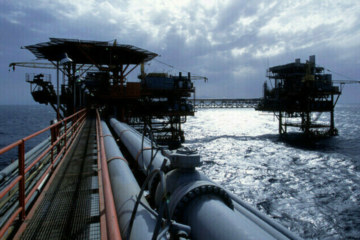 Drilling rig capsizes in Gulf of Suez  Cairo