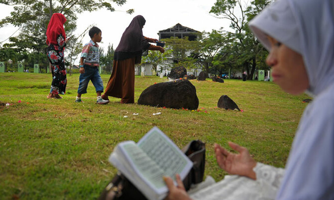 Indonesia marks tsunami 12 years ago with prayers Indonesia marks tsunami 12 years ago with prayers