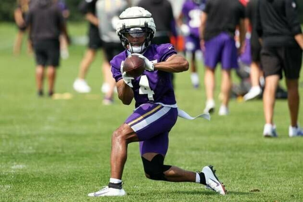 Vikings WR/PR Rondale Moore carted off field with lower body injury