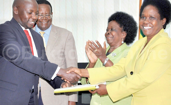Abadde minisita omubeezi ow’ebyobulambuzi Agnes Akiror (ku ddyo) ng’akwasa Godfrey Kiwanda Ssuubi amudidde mu bigere fayiro za ofiisi gy’ayingidde. Akuba mu ngalo y’abadde minisita w’ebyobulambuzi, Maria Mutagamba, addiriddwa Polof. Ephraim Kamuntu. Abadde minisita omubeezi ow’ebyobulambuzi Agnes Akiror (ku ddyo) ng’akwasa Godfrey Kiwanda Ssuubi amudidde mu bigere fayiro za ofiisi gy’ayingidde. Akuba mu ngalo y’abadde minisita w’ebyobulambuzi, Maria Mutagamba, addiriddwa Polof. Ephraim Kamuntu.
