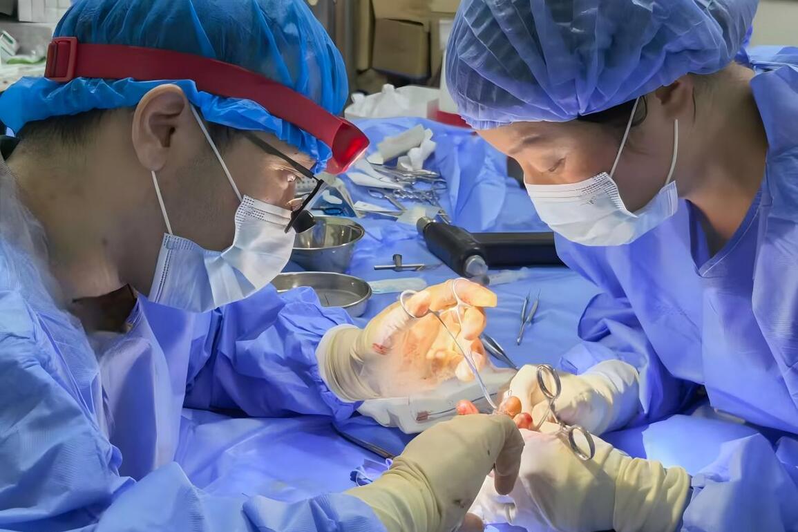 SIERRA LEONE-FREETOWN-CHINESE-MEDICAL TEAM-FINGER REPLANTATION SURGERY