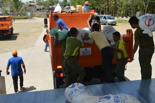 Kalinga LGUs distribute food packs to households